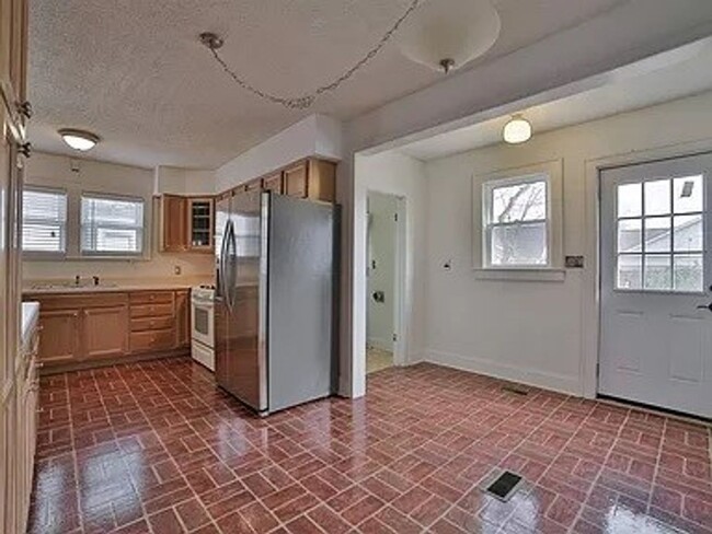 Building Photo - SINGLE FAMILY HOME