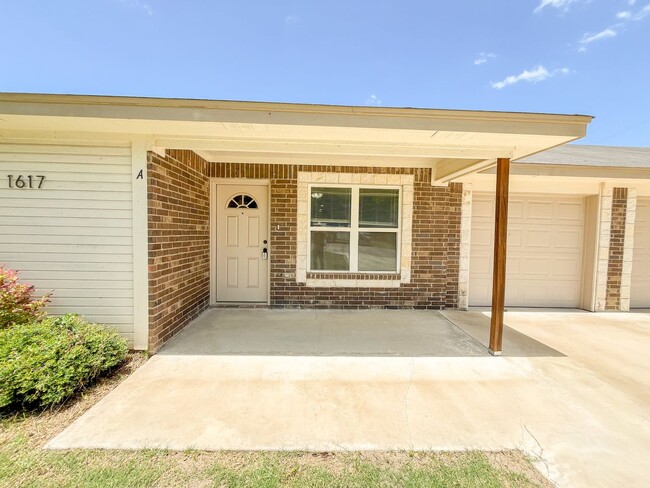 Building Photo - 1617 Pontotoc Trce