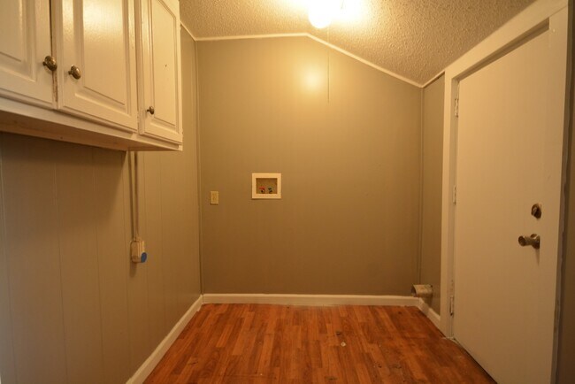 Building Photo - Rent this 2 Bedroom 1 bathroom Home
