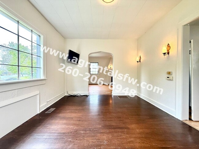 Building Photo - 2 Bedroom House