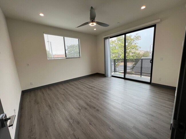 Building Photo - NEW SMART*4BD*4BA*TOWNHOME/ROOF DECK*CENTRAL AIR/HEAT*STAINLESS STEEL APPLIANCES*WASHER/DRYER IN ...