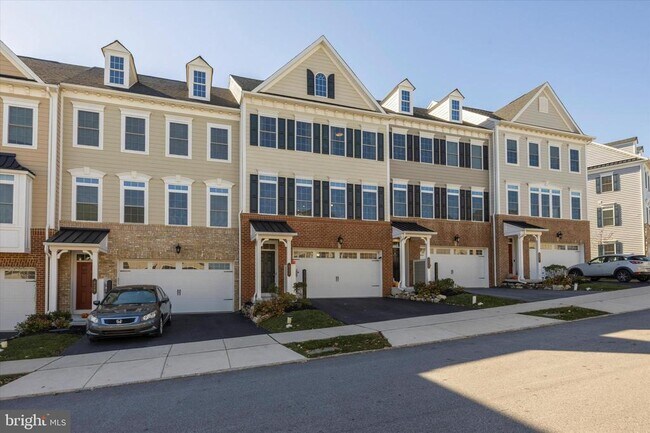 Building Photo - 831 Stonecliffe Rd