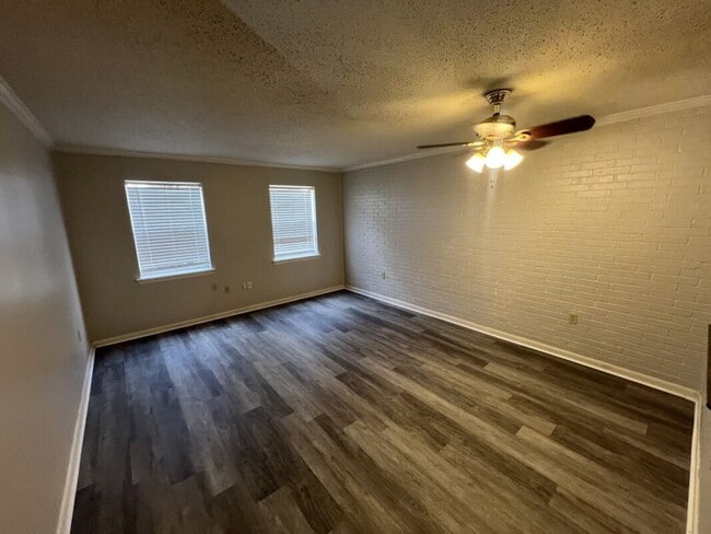 Building Photo - Stylish 2-Bed, 2-Bath Condo in Vibrant Mid...