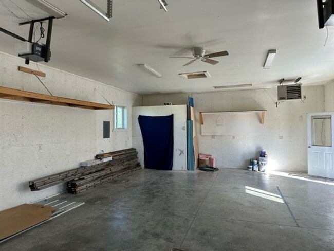 Building Photo - 2 bed, 2 bath, detached heated shop, great...