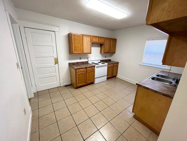 Building Photo - 306/308w2nd