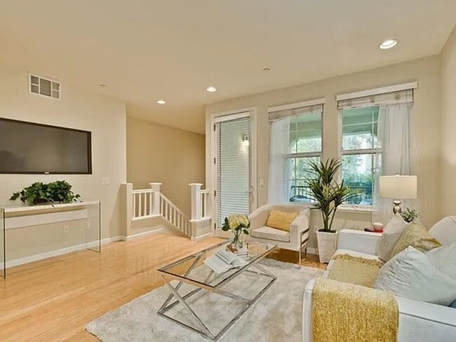 Building Photo - SAN JOSE-beautiful  townhome with tandem t...