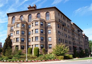 Building Photo - 14 N Chatsworth Ave