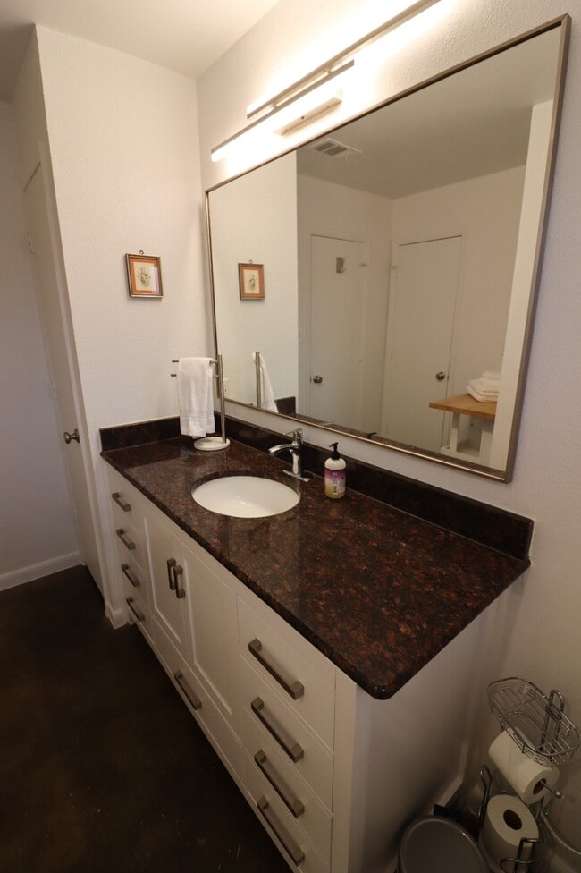 Building Photo - 1706 Royal Hill Dr