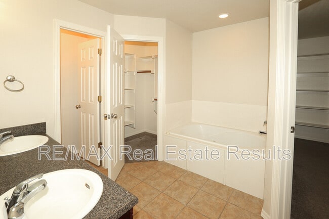 Building Photo - 1592 Hutchinson St