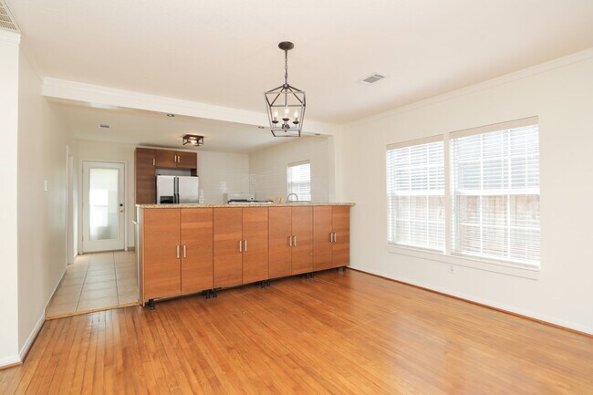 Building Photo - 905 Kern St