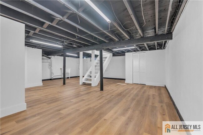 Building Photo - 8 1st St