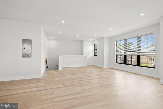 Building Photo - 13 Arbutus Ave