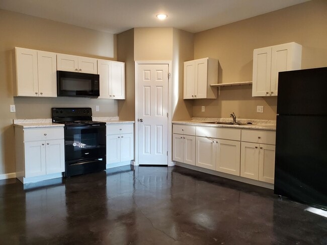 Building Photo - 2 bed, 1.5 bath Townhouse