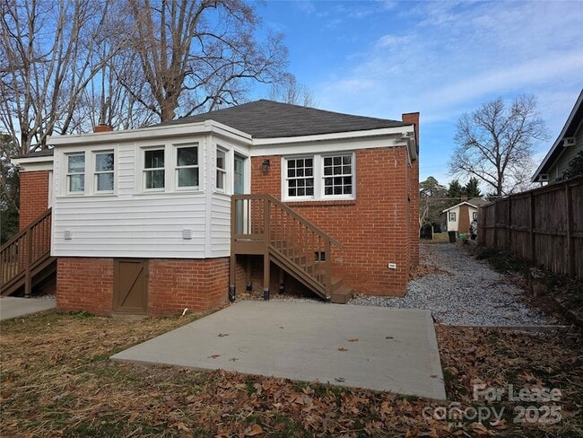 Building Photo - 1953 Woodcrest Ave