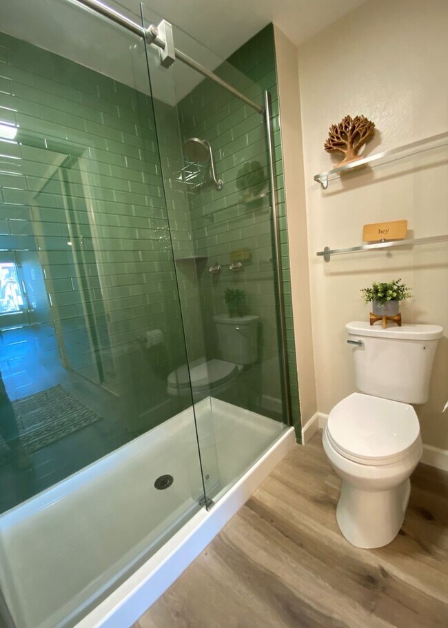 Building Photo - Stunning 2 bed 2 bath Condo In San Carlos