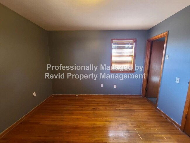 Building Photo - Large 3 bed 1.5 bath!