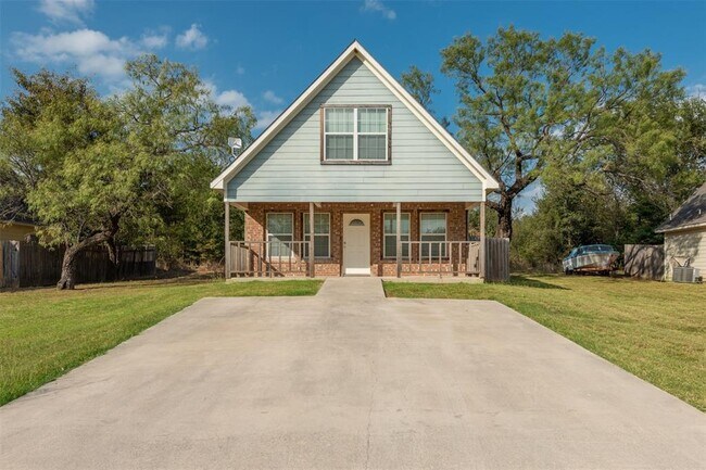 Building Photo - 10910 Shady Oaks Dr