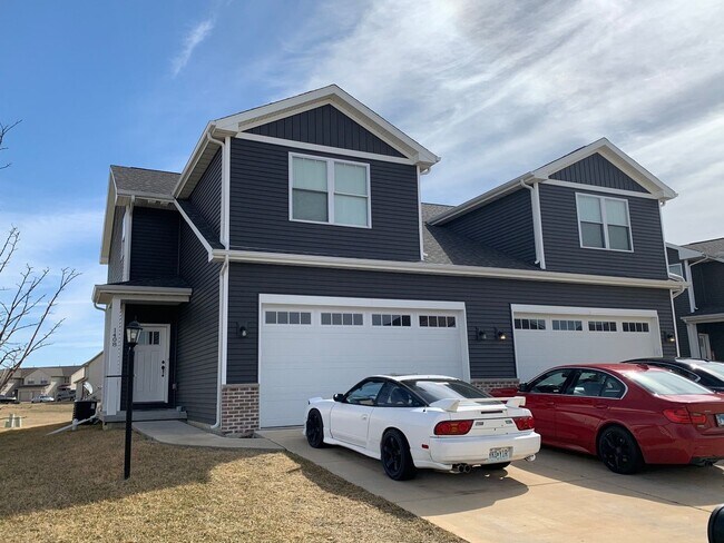 Building Photo - 3-bedroom Townhome Available for July!