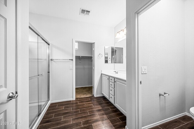 Building Photo - 2554 E Vermont Dr