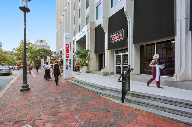 Building Photo - Lovely 3br/3ba home minutes from Downtown ...