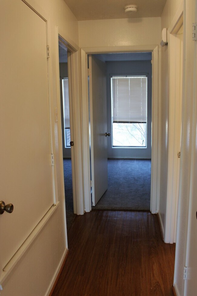 Building Photo - Renovated 2 Bed Rental with Balcony & Fireplace