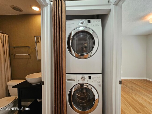 Building Photo - 120 Bermuda Ct