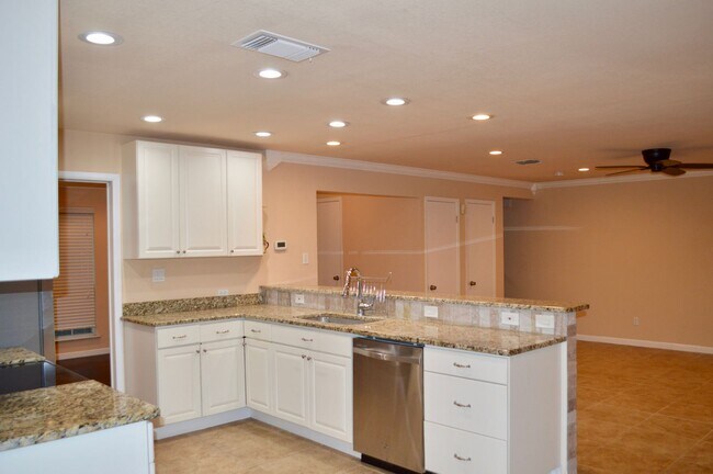 Building Photo - Beautiful 3 bed 2 bath home in a quiet nei...
