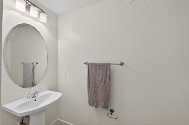 Building Photo - Charming 3-Bed Home in Sacramento with 2.5 Baths