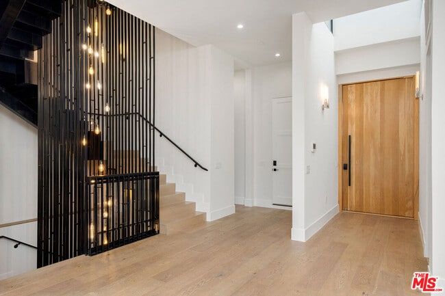 Building Photo - 444 Laurel Ave