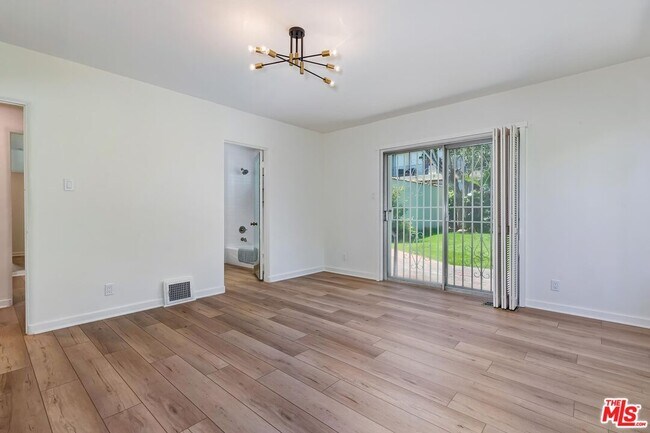 Building Photo - 119 N Almont Dr