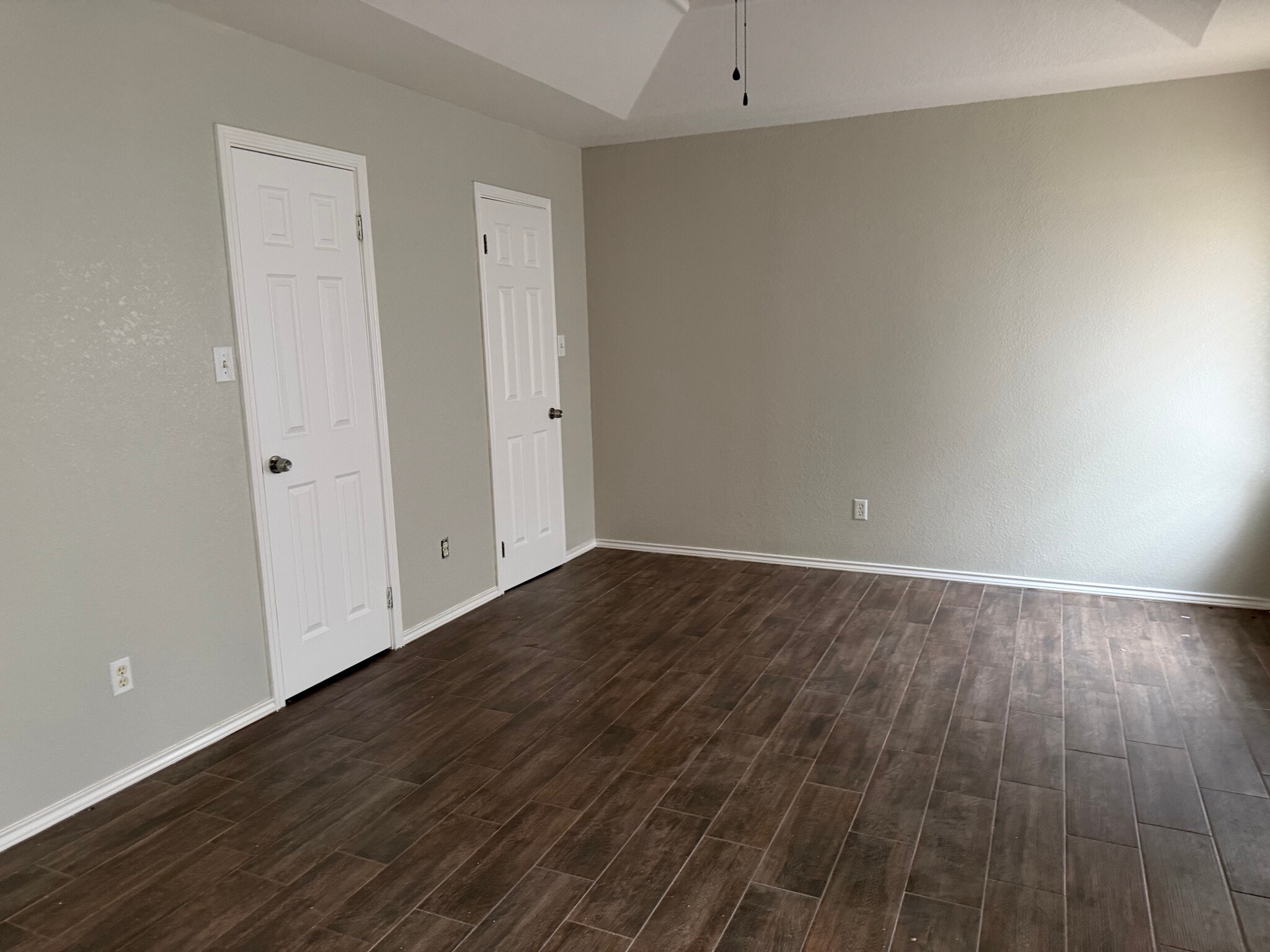 Master bedroom showing doors to walk-in closet - 2201 Umbel St