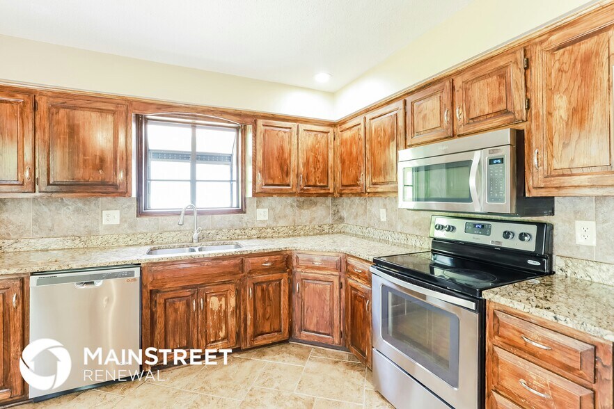 Building Photo - 5804 NW Klamm Dr