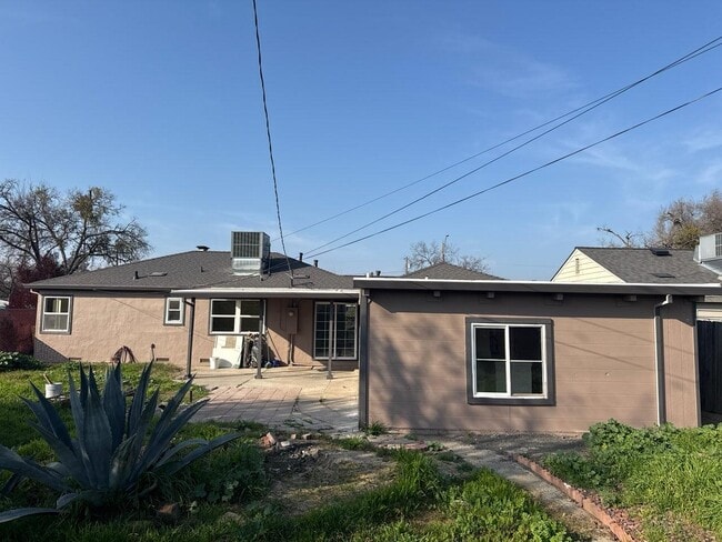 Building Photo - 1854 De Ovan Ave