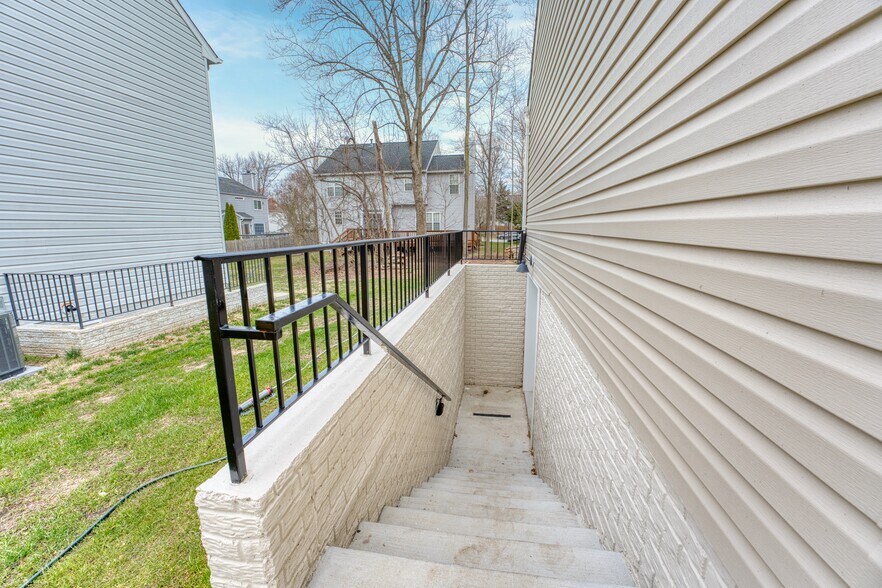 Building Photo - 8125 Bayou Bend Blvd