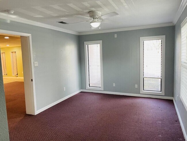 Building Photo - 306 N Davis St