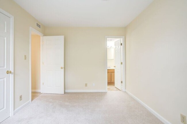 Building Photo - 1221 Villa Ln