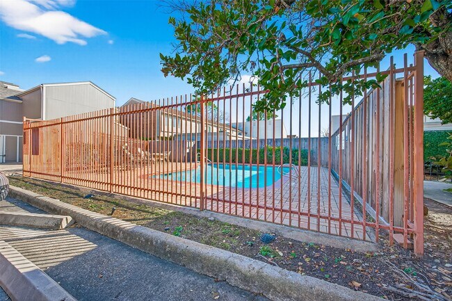 Building Photo - 1920 Augusta Dr