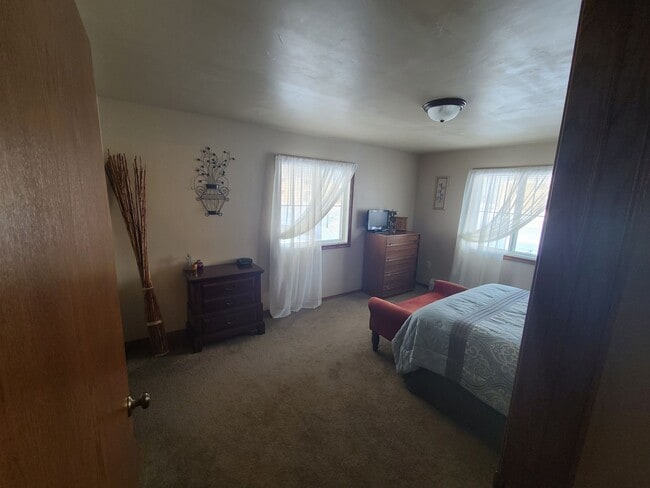 Building Photo - 1 Bed, 1 Bath 930 Sq Ft 2nd Floor