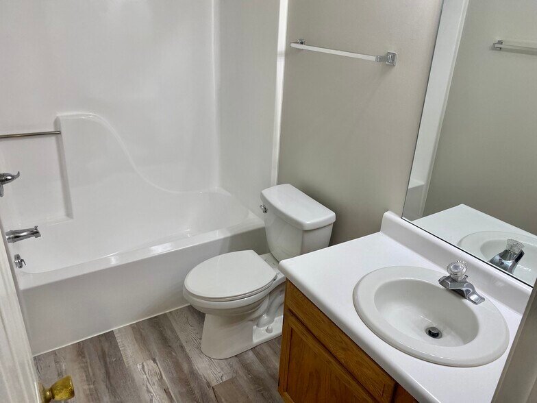 Building Photo - 202 Meadowview Dr