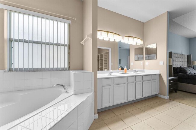 Building Photo - 616 Corvina Dr