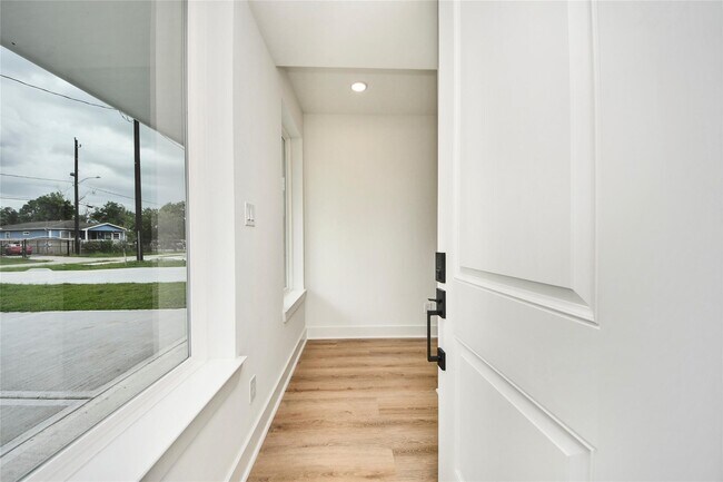 Building Photo - 932 South Ln