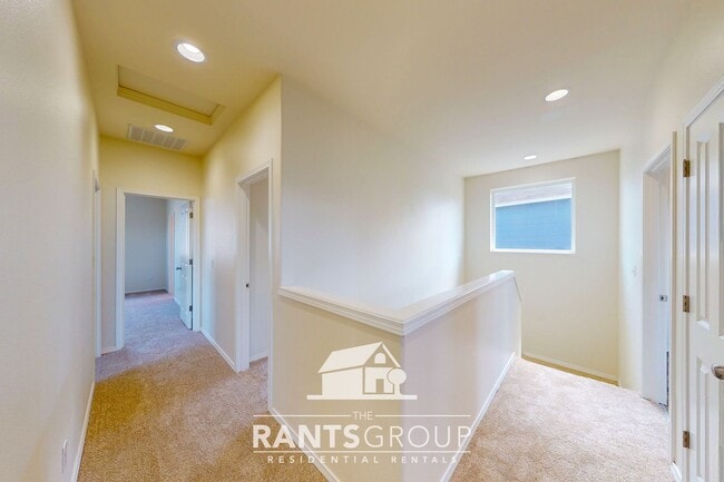 Building Photo - Spacious Summerwalk Home: 4 Bed + Den, Pri...