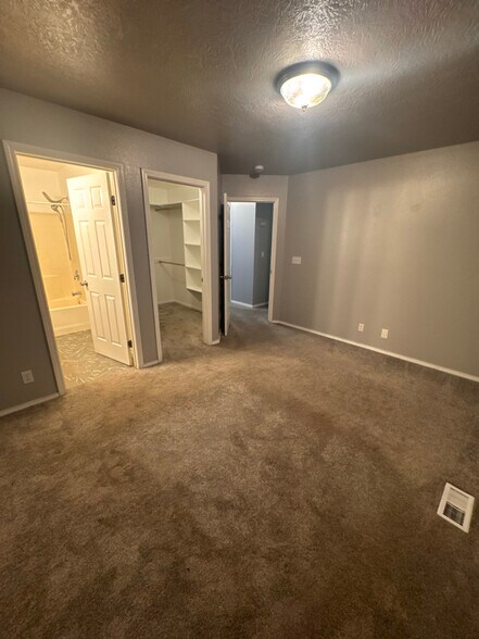 Building Photo - 9907 W Mesquite Ct