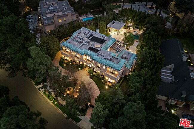 Building Photo - 1021 N Crescent Dr