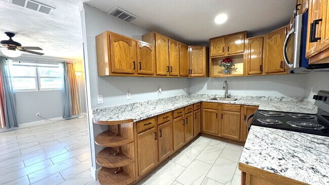 Building Photo - 1022 Lewis Dr