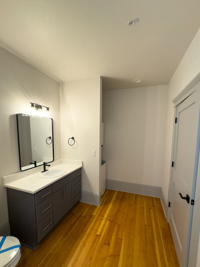 Building Photo - NEWLY RENOVATED DOWNTOWN SALEM ONE BEDROOM
