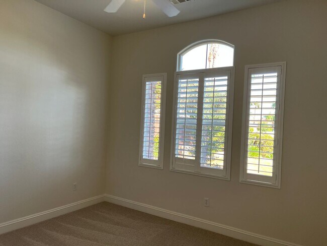 Building Photo - Gated Grand Island Home!