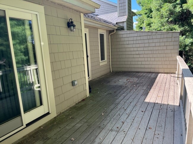 Building Photo - 12 Boulevard Dr