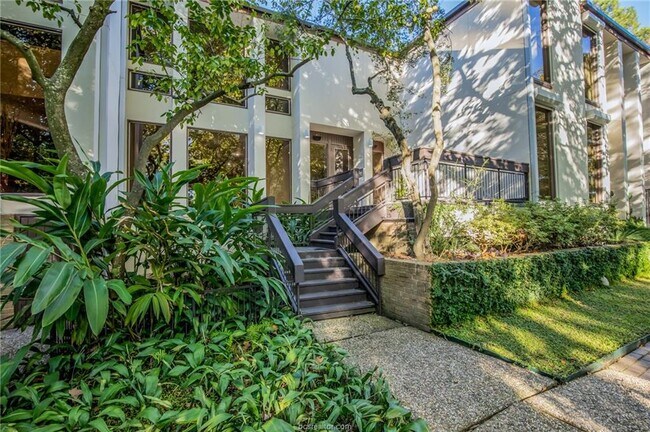 Primary Photo - 45 Briar Hollow Ln