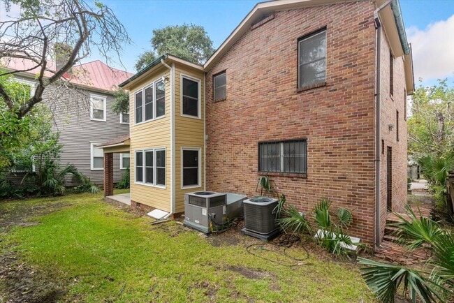 Building Photo - Harleston Village 3 Bed/2.5 Bath Gem Avail...